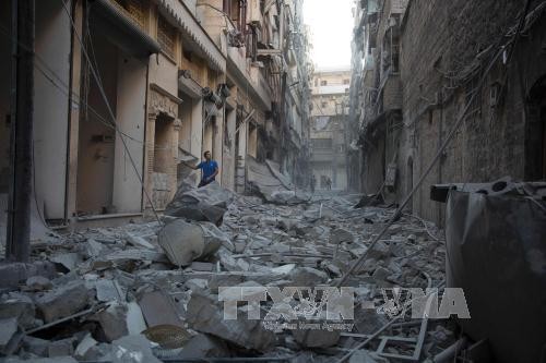 Fierce airstrikes hit Aleppo after Syria truce ends - ảnh 1